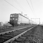 151114 Afbeelding van een electrische locomotief uit de serie 1100 met rijtuigen van de N.S. ter hoogte van Arnhem ...